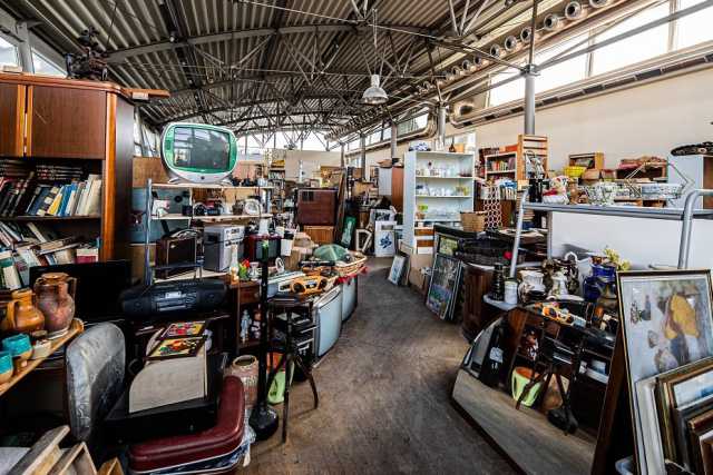 Bari, il mercatino dell'usato di via Bruno Buozzi: �Vendiamo ci� di cui la gente si disfa�
